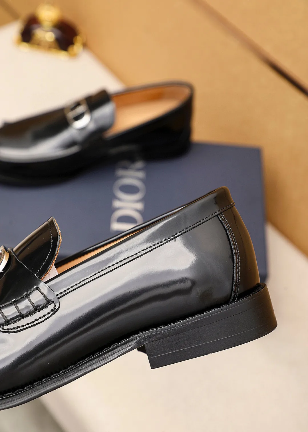 Men's shoes 💰480 💐 Product trademark: Dior "Dior" casual leather shoes Regular size: 39-44 (45🉑️customized) Product materials: Selected Italian imported first-layer beaded cowhide upper + classic hardware buckle, imported water-dyed 🐂 cowhide lining. Strong three-dimensional visual effect, original outsole color: 1⃣️color optional